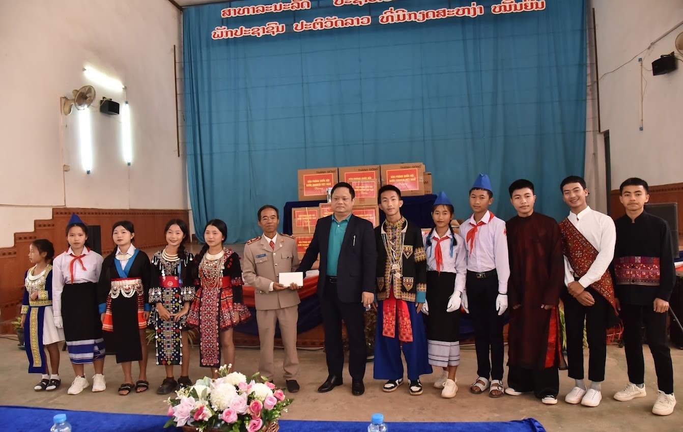 Phó Chủ nhiệm Văn phòng Quốc hội Vũ Minh Tuấn trao tặng 2.000 USD của Đoàn công tác cho các thầy cô giáo, các em học sinh có hoàn cảnh khó khăn. Ảnh: Quang Khánh Đoàn Ban Thư ký Quốc hội Lào và Văn phòng Quốc hội Việt Nam thăm Trường dân tộc nội trú tỉnh Oudomxay, Lào -0