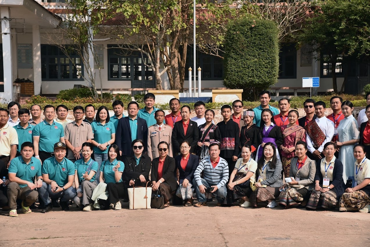 Tổng Thư ký Quốc hội Lào Pingkham Lasasimma, Phó Chủ nhiệm Văn phòng Quốc hội Vũ Minh Tuấn và đoàn công tác chụp ảnh lưu niệm với thầy và trò nhà trường. Ảnh: Quang Khánh Đoàn Ban Thư ký Quốc hội Lào và Văn phòng Quốc hội Việt Nam thăm Trường dân tộc nội trú tỉnh Oudomxay, Lào -0