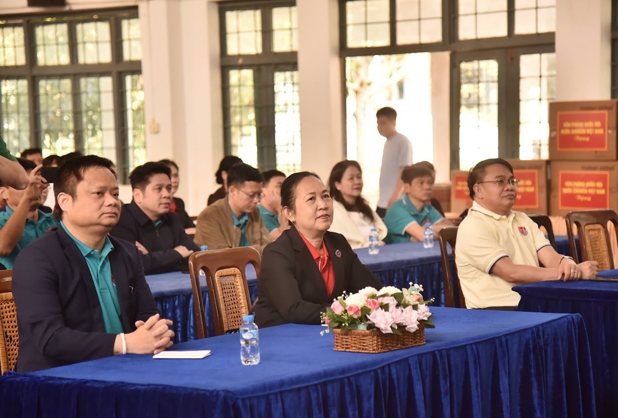Tổng Thư ký Quốc hội Lào Pingkham Lasasimma, Phó Chủ nhiệm Văn phòng Quốc hội Vũ Minh Tuấn. Ảnh: Quang Khánh Đoàn Ban Thư ký Quốc hội Lào và Văn phòng Quốc hội Việt Nam thăm Trường dân tộc nội trú tỉnh Oudomxay, Lào