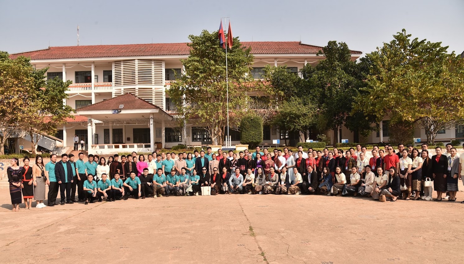 Tổng Thư ký Quốc hội Lào Pingkham Lasasimma, Phó Chủ nhiệm Văn phòng Quốc hội Vũ Minh Tuấn và Đoàn công tác chụp ảnh lưu niệm với thầy và trò nhà trường. Ảnh: Quang Khánh Đoàn Ban Thư ký Quốc hội Lào và Văn phòng Quốc hội Việt Nam thăm Trường dân tộc nội trú tỉnh Oudomxay, Lào -0