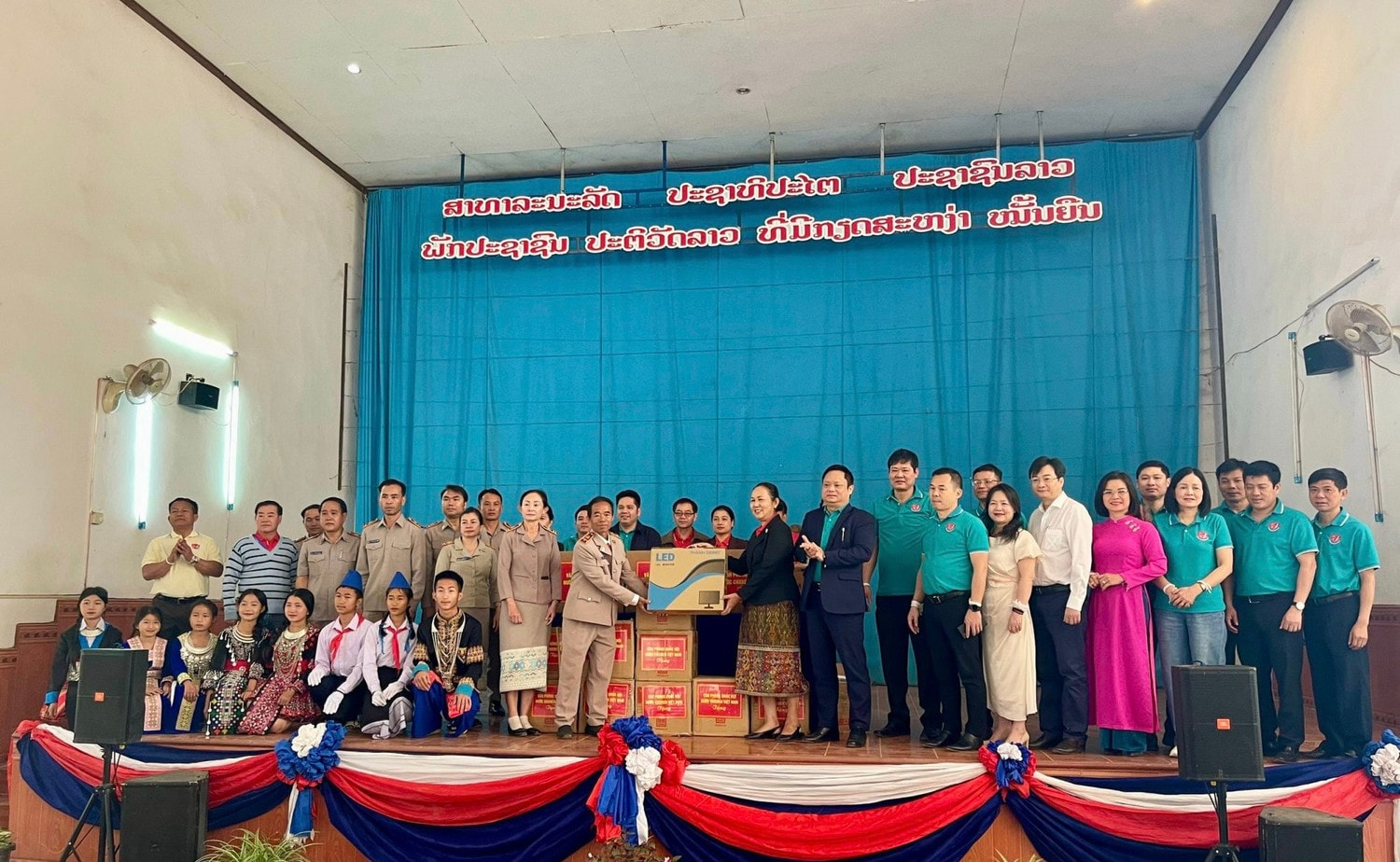Đoàn Văn phòng Quốc hội Việt Nam và Ban Thư ký Quốc hội Lào thăm Trường Dân tộc nội trú tỉnh Oudomxay, Lào -0