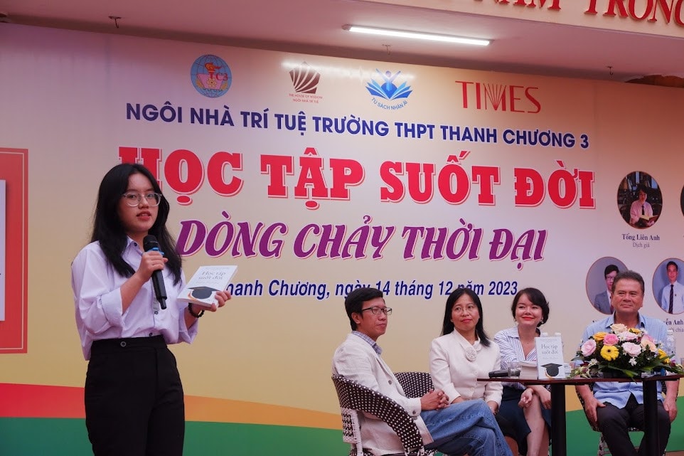Học sinh Trường THPT Thanh Chương 3, tỉnh Nghệ An, giới thiệu cuốn sách yêu thích. Ảnh: N.Linh Tổ chức chuỗi hoạt động nhân Ngày Sách và Văn hóa đọc Việt Nam 2024 -0