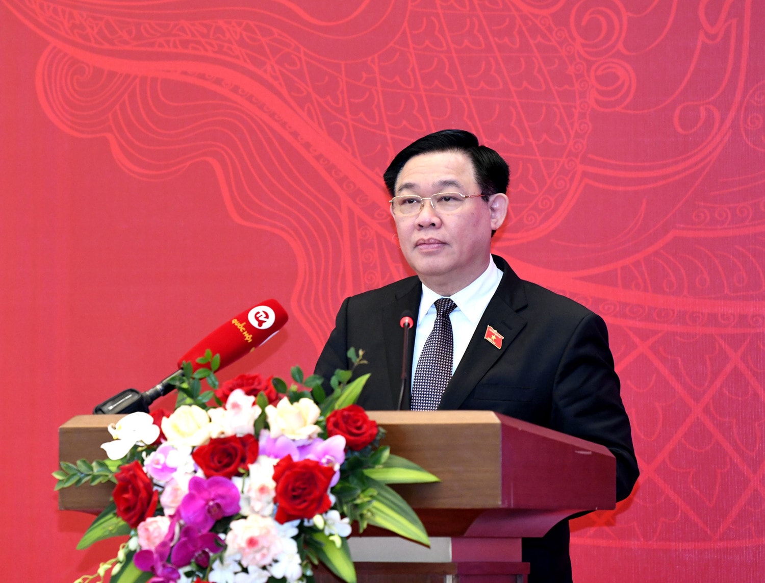 Chủ tịch Quốc hội Vương Đình Huệ phát biểu kết luận tại Hội nghị. Ảnh: Lâm Hiển Trách nhiệm hơn nữa, phối hợp chặt chẽ, hiệu quả hơn nữa, sớm đưa các quyết sách của Quốc hội vào cuộc sống -0