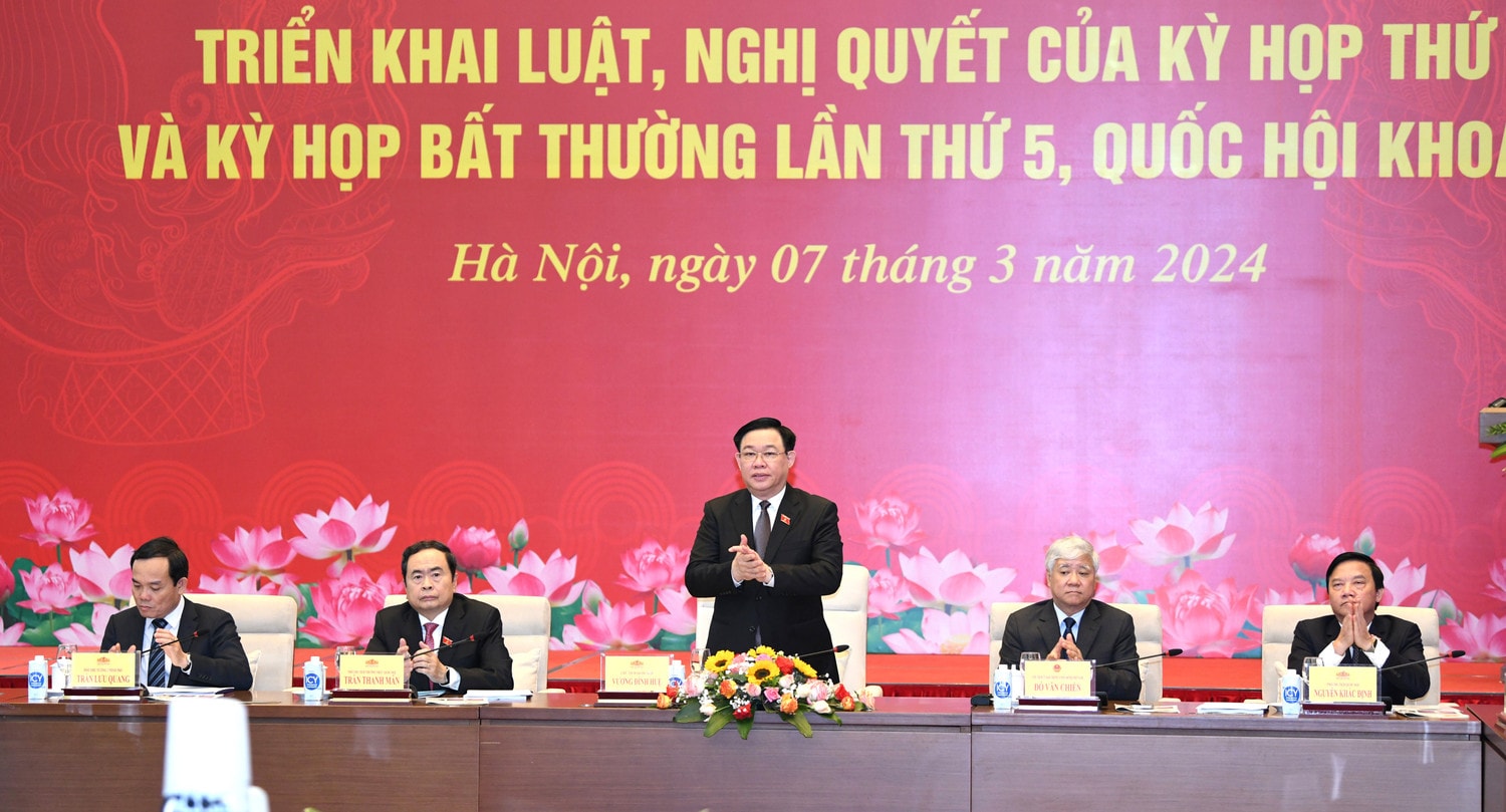Ủy viên Bộ Chính trị, Chủ tịch Quốc hội Vương Đình Huệ; Ủy viên Bộ Chính trị, Phó Chủ tịch Thường trực Quốc hội Trần Thanh Mẫn; Bí thư Trung ương Đảng, Chủ tịch Ủy ban Trung ương MTTQ Việt Nam Đỗ Văn Chiến; Ủy viên Trung ương Đảng, Phó Chủ tịch Quốc hội Nguyễn Khắc Định; Ủy viên Trung ương Đảng, Phó Thủ tướng Chính phủ Trần Lưu Quang chủ trì hội nghị. Ảnh: Lâm Hiển Khai mạc Hội nghị toàn quốc lần thứ hai triển khai luật, nghị quyết của Kỳ họp thứ Sáu và Kỳ họp bất thường lần thứ Năm, Quốc hội Khóa XV -0