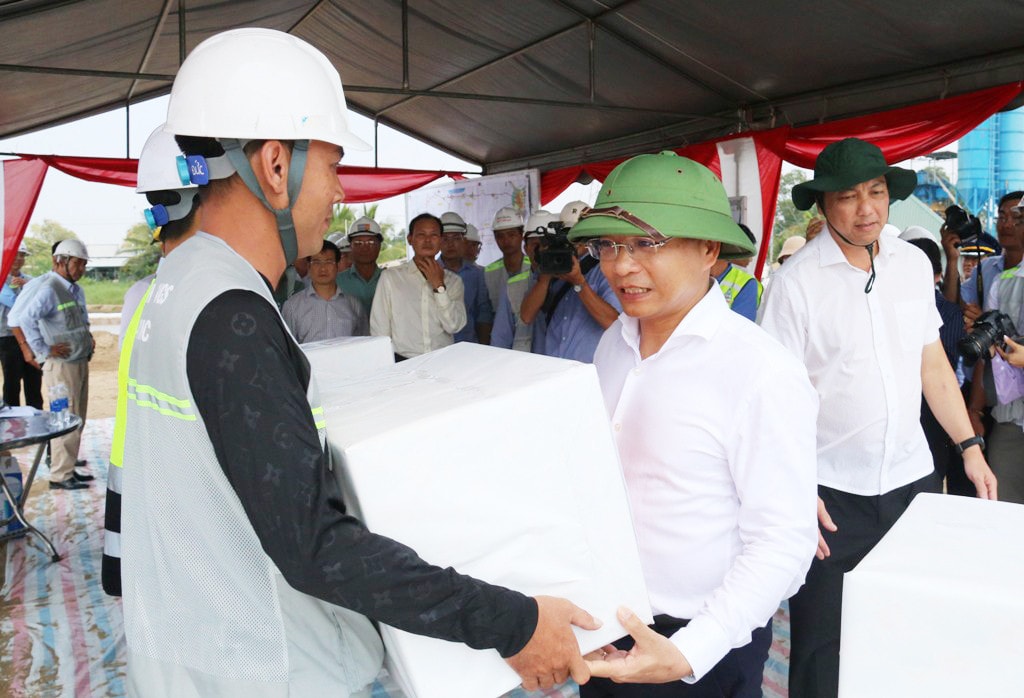 Bộ trưởng Bộ GTVT Nguyễn Văn Thắng tặng quà, động viên kỹ sư, công nhân làm việc tại công trường cao tốc Cần Thơ - Cà Mau Khẩn trương thi công cao tốc Cần Thơ – Cà Mau