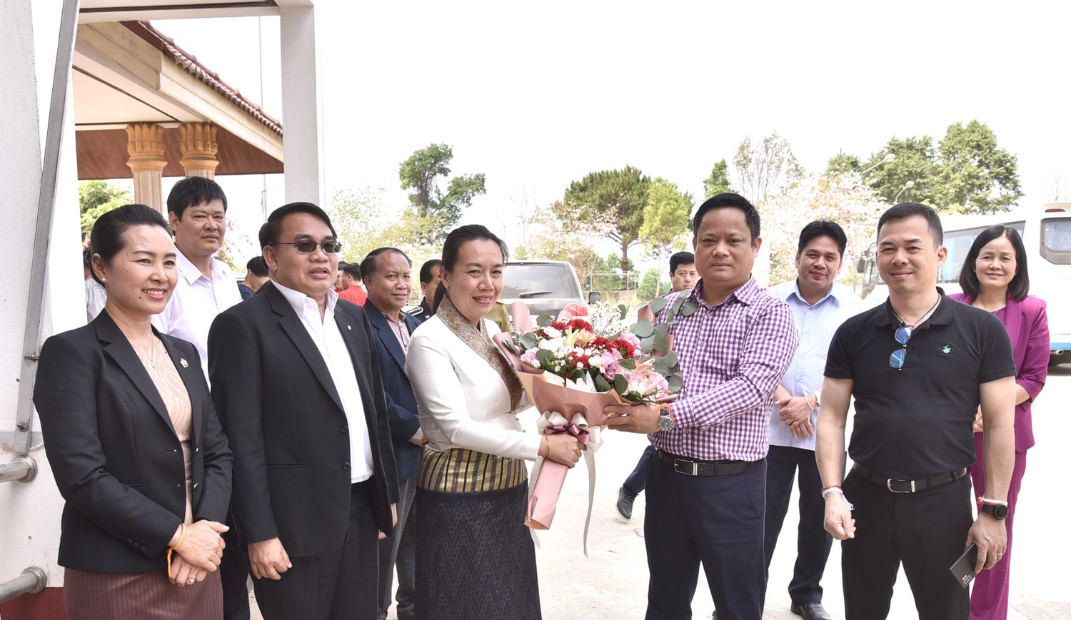 Đại diện Đoàn đại biểu Ban Thư ký Quốc hội Lào tặng hoa cho Phó Chủ nhiệm Văn phòng Quốc hội Việt Nam Vũ Minh Tuấn
