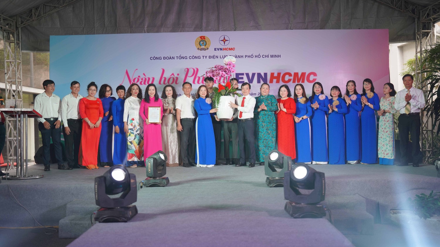 Lãnh đạo EVNHCMC tặng hoa chúc mừng đại diện nữ cán bộ, công nhân viên Tổng công ty Sôi nổi Ngày hội Phụ nữ EVNHCMC -0