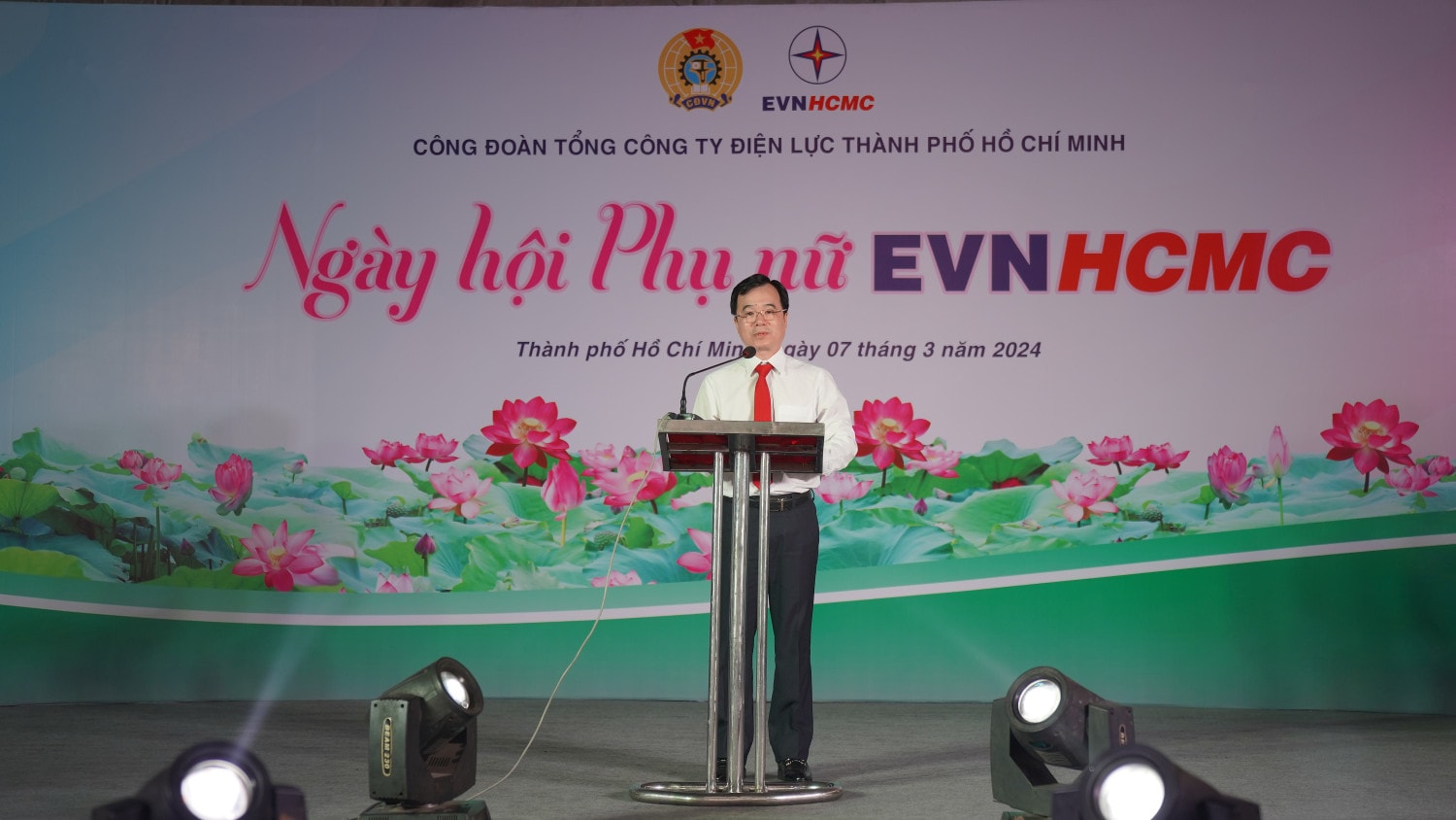 Phó Bí thư Thường trực Đảng ủy EVNHCMC Trần Vũ Quang đọc Thư chúc mừng của Đảng ủy, lãnh đạo Tổng công ty tới cán bộ, công nhân viên EVNHCMC nhân Ngày Quốc tế Phụ nữ 8.3 Sôi nổi Ngày hội Phụ nữ EVNHCMC -0