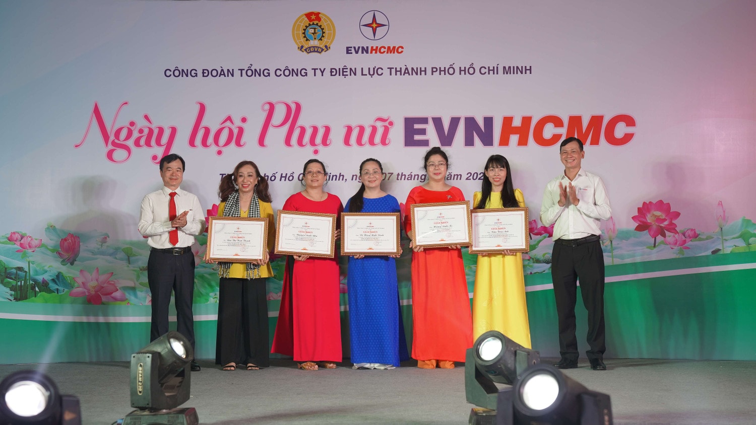 Sôi nổi Ngày hội Phụ nữ EVNHCMC -0