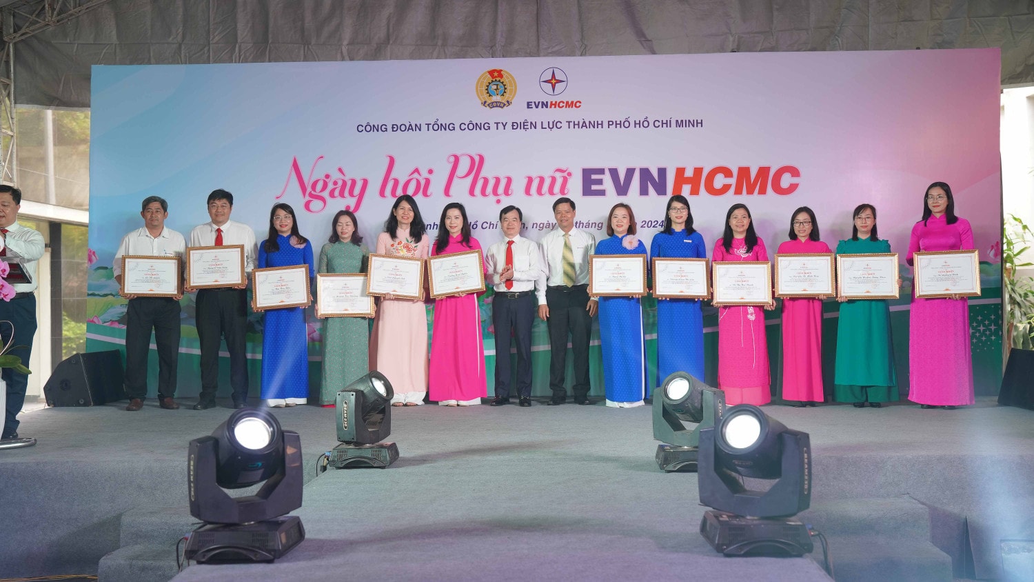 Các tập thể và cá nhân tiêu biểu trong công tác Vì sự tiến bộ Phụ nữ và công tác nữ công năm 2023 được Công đoàn EVNHCMC tuyên dương tại ngày hội Sôi nổi Ngày hội Phụ nữ EVNHCMC -0