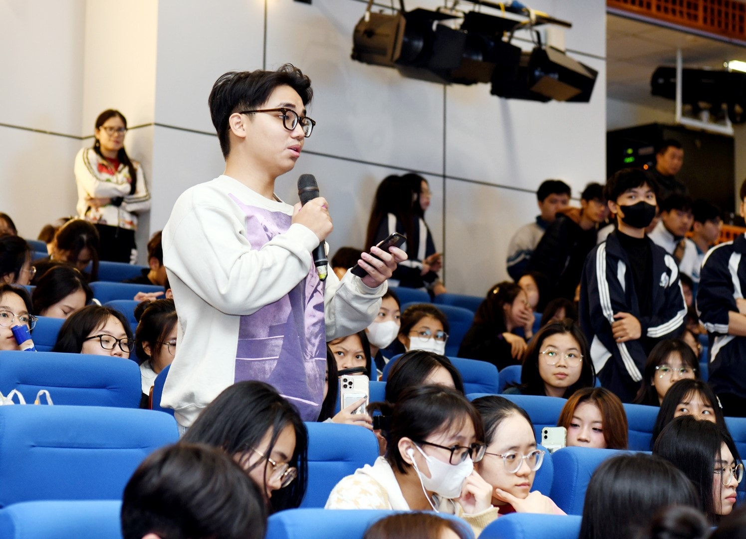 Thí sinh tham gia chương trình đặt câu hỏi về tuyển sinh năm 2024 của Trường Đại học Kinh tế Quốc dân (Ảnh: Tuấn Anh) Gần 6.500 học sinh THPT hào hứng trải nghiệm “Một ngày là sinh viên Kinh tế Quốc dân