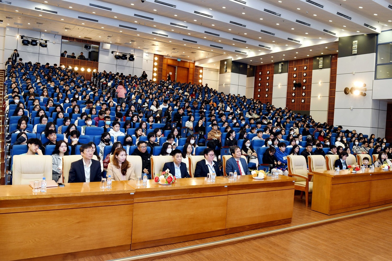 Học sinh THPT tham dự chương trình được tư vấn về thông tin tuyển sinh, các chương trình đào tạo bậc cử nhân tại Trường Đại học Kinh tế Quốc dân (Ảnh: Tuấn Anh) Gần 6.500 học sinh THPT hào hứng trải nghiệm “Một ngày là sinh viên Kinh tế Quốc dân