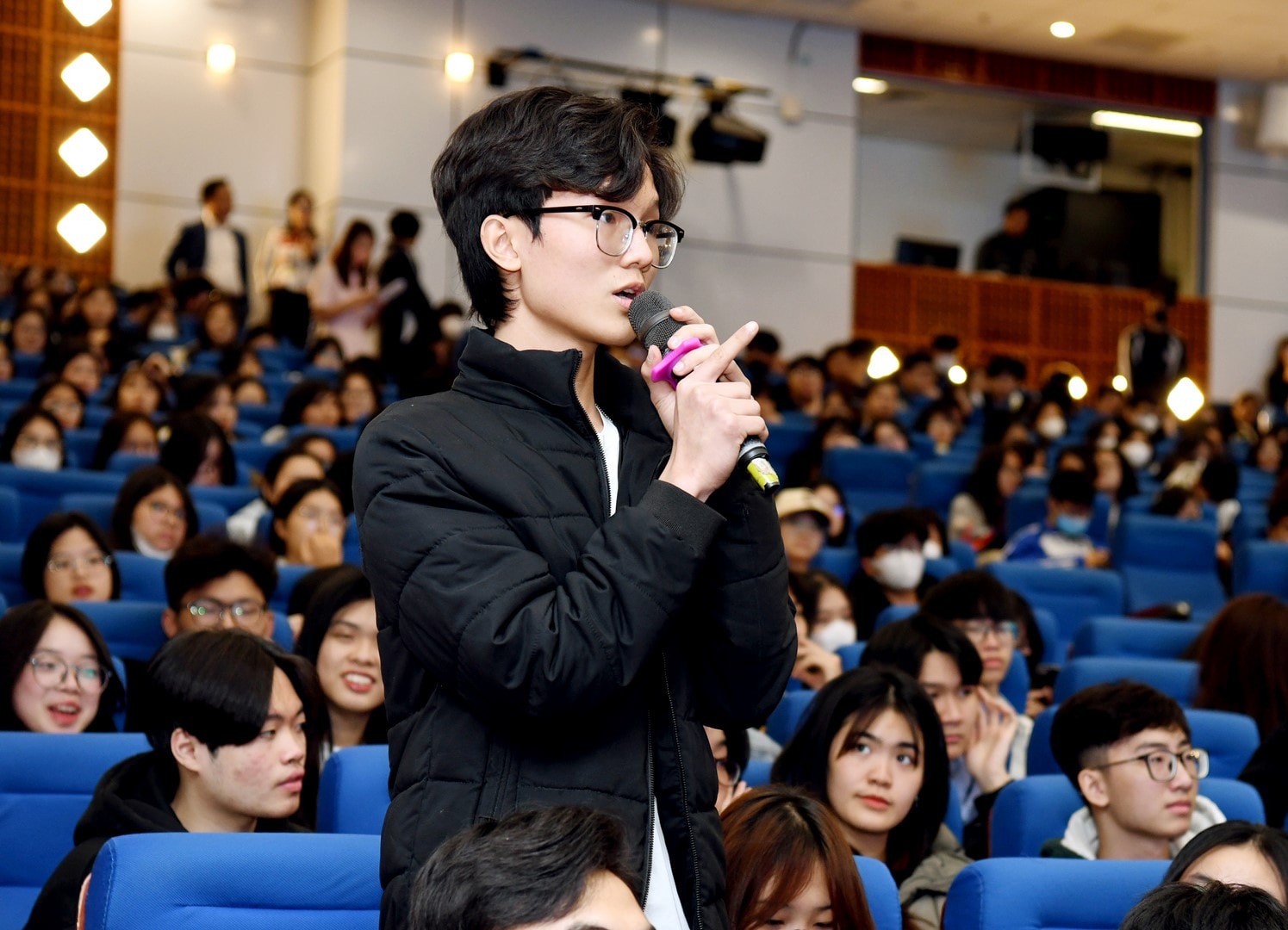 Thí sinh tham gia chương trình đặt câu hỏi về tuyển sinh năm 2024 của Trường Đại học Kinh tế Quốc dân (Ảnh: Tuấn Anh) Gần 6.500 học sinh THPT hào hứng trải nghiệm “Một ngày là sinh viên Kinh tế Quốc dân