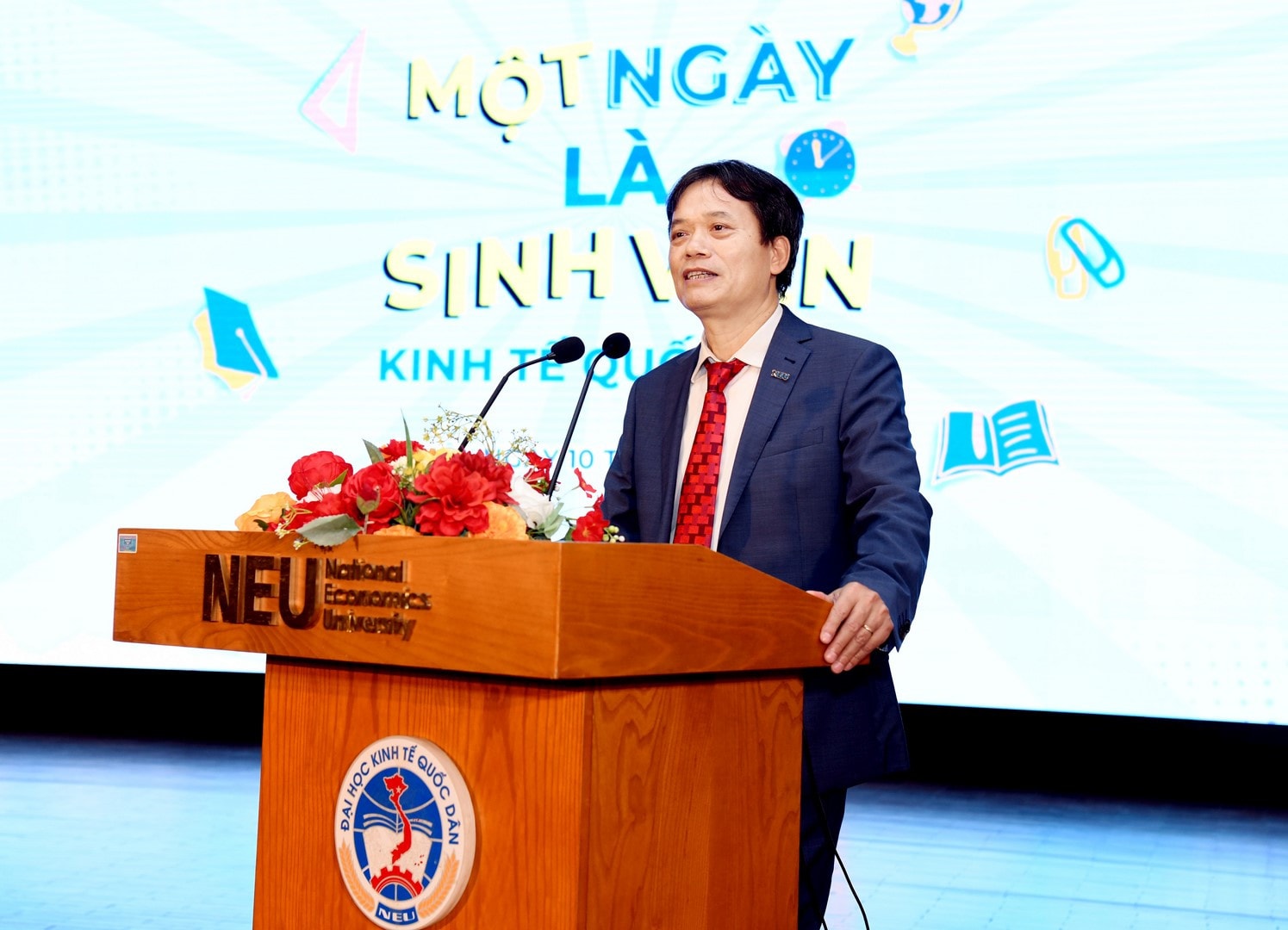 GS.TS Phạm Hồng Chương, Hiệu trưởng Trường Đại học Kinh tế Quốc dân phát biểu tại chương trình (Ảnh: Tuấn Anh) Gần 6.500 học sinh THPT hào hứng trải nghiệm “Một ngày là sinh viên Kinh tế Quốc dân