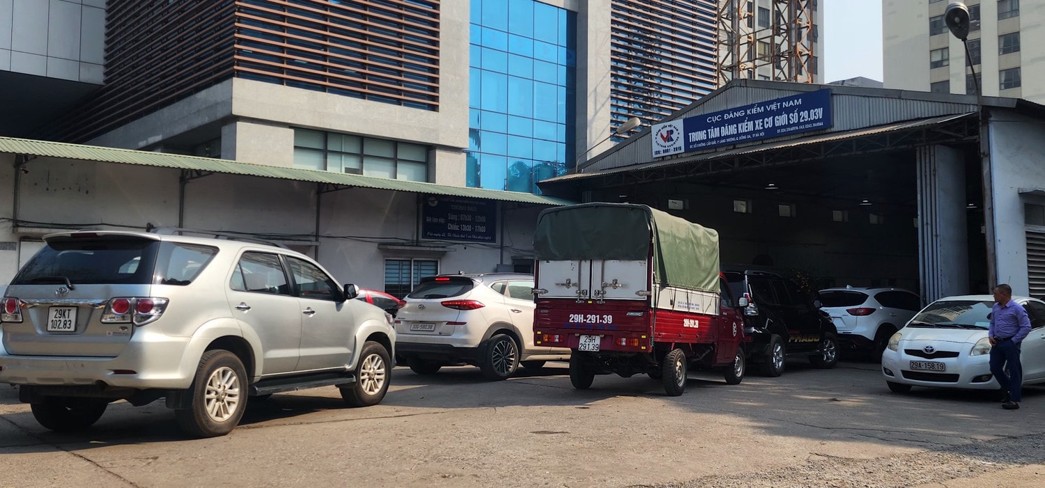 Các xe lấy số thứ tự, xếp hàng để vào kiểm định