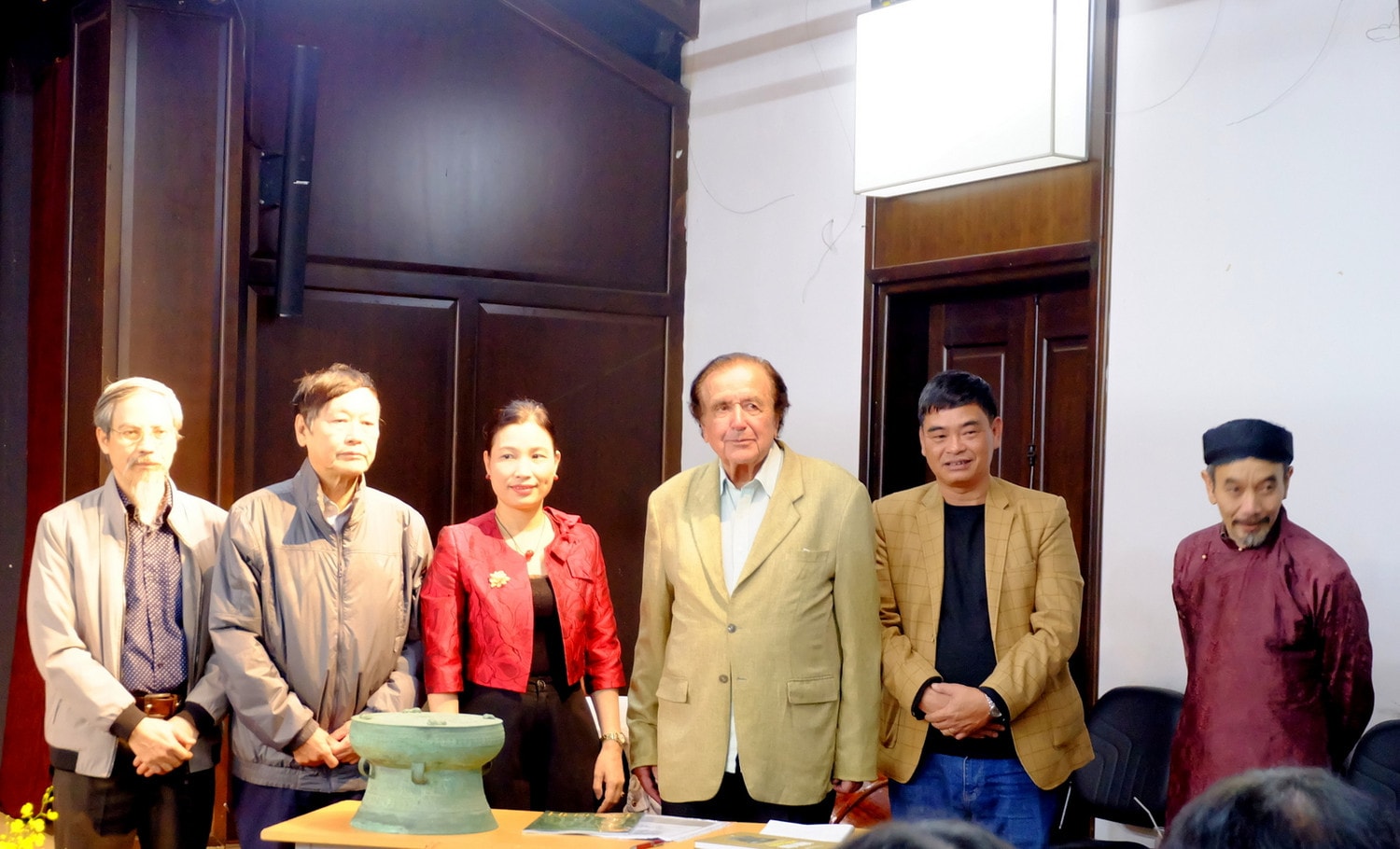 Tác giả Jacques de Guerny (thứ ba từ trái sang) và các đại biểu dự chương trình Hành trình theo dấu những trống đồng -1