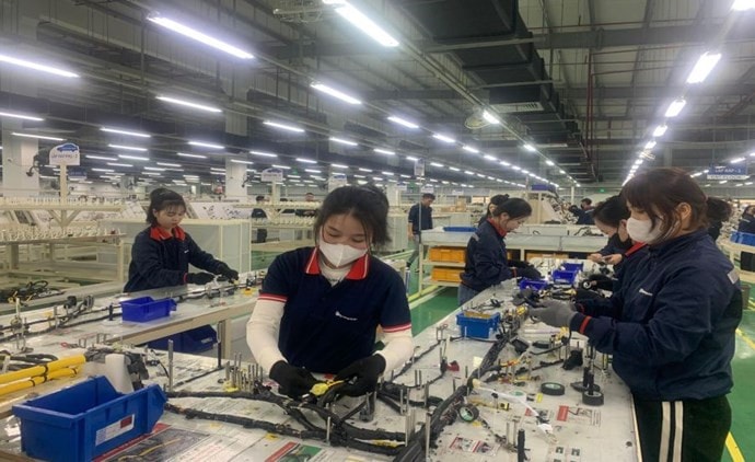Công nhân Công ty TNHH Kyungshin Nghệ An - KCN WHA, thuộc Khu kinh tế Đông Nam Nghệ An làm việc trở lại sau kỳ nghỉ Tết Nguyên đán. Ảnh: Kim Oanh