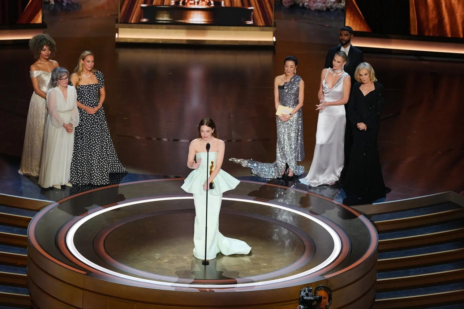 Những hình ảnh đáng chú ý tại Lễ trao giải Oscar 2024 -0