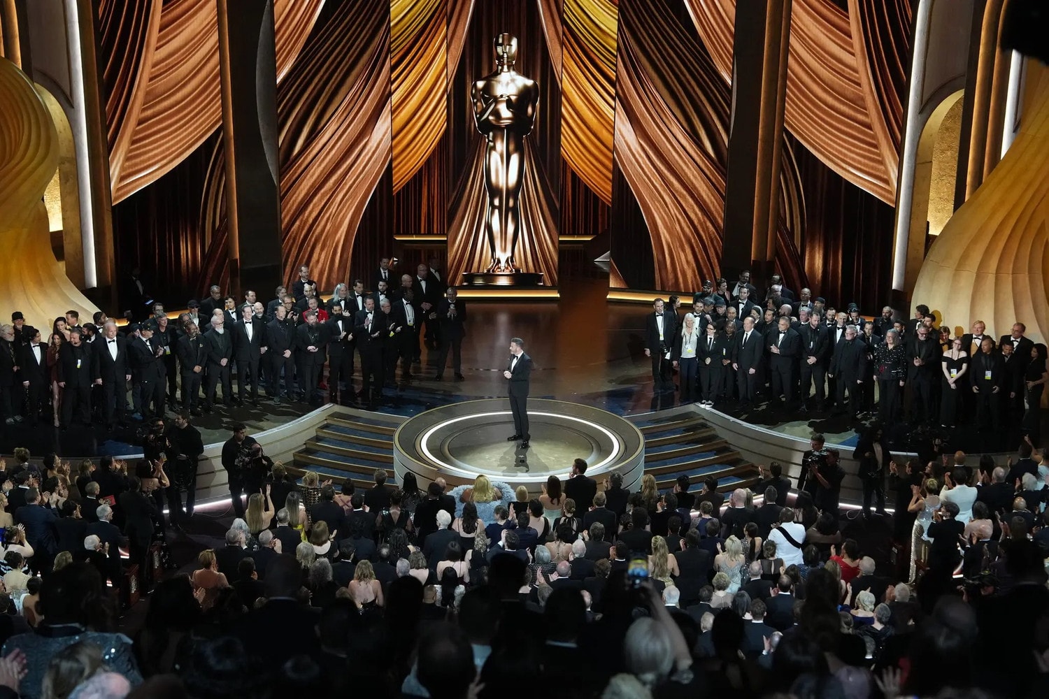 Những hình ảnh đáng chú ý tại Lễ trao giải Oscar 2024 -0