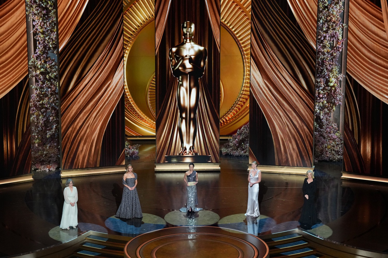 Những hình ảnh đáng chú ý tại Lễ trao giải Oscar 2024 -0