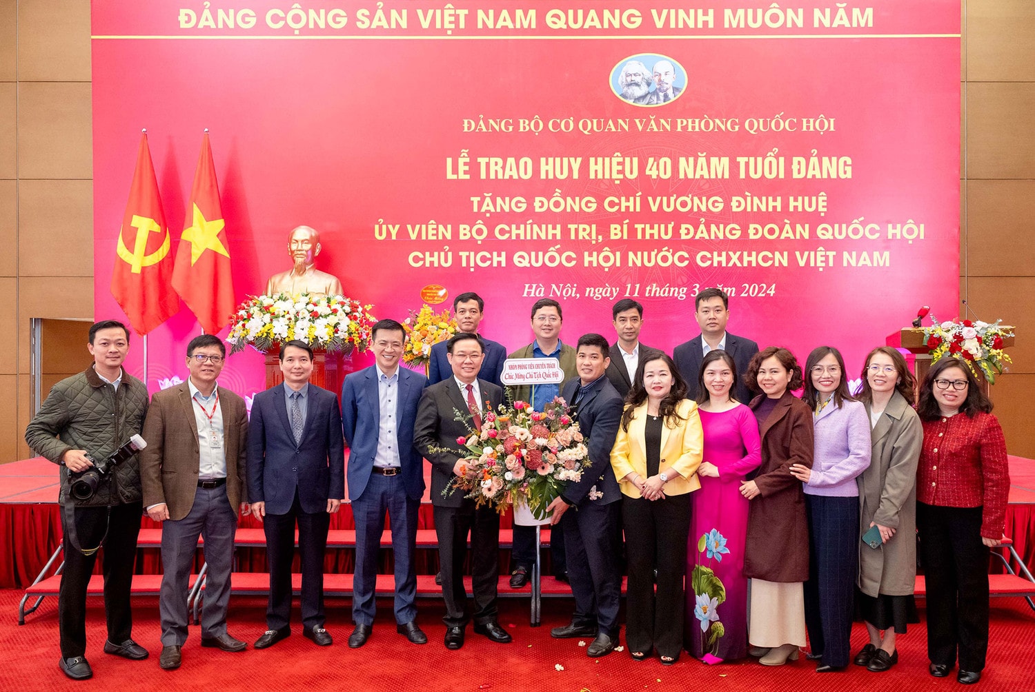 Lễ trao Huy hiệu 40 năm tuổi Đảng tặng Chủ tịch Quốc hội Vương Đình Huệ -0