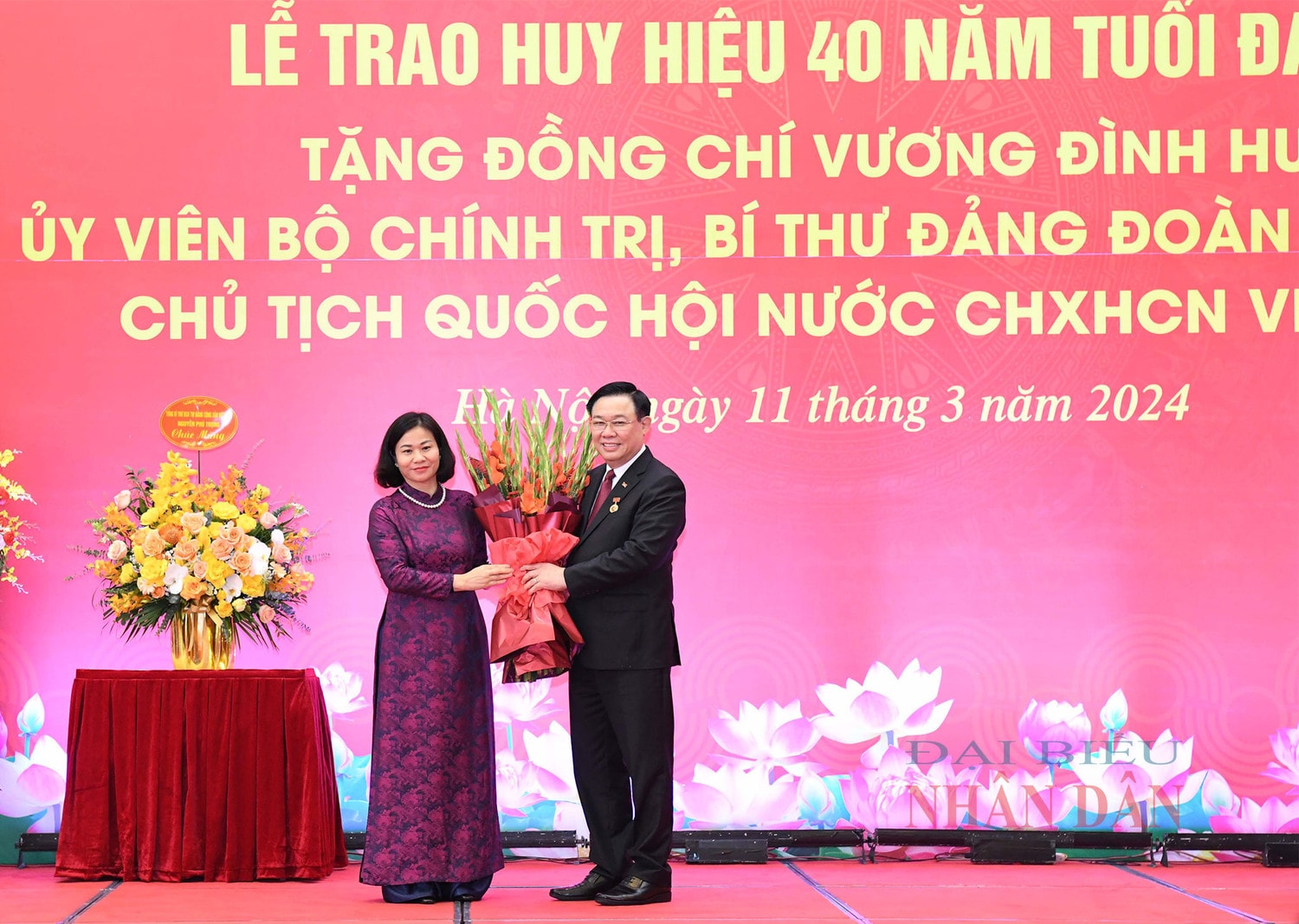 Lễ trao Huy hiệu 40 năm tuổi Đảng tặng Chủ tịch Quốc hội Vương Đình Huệ -0