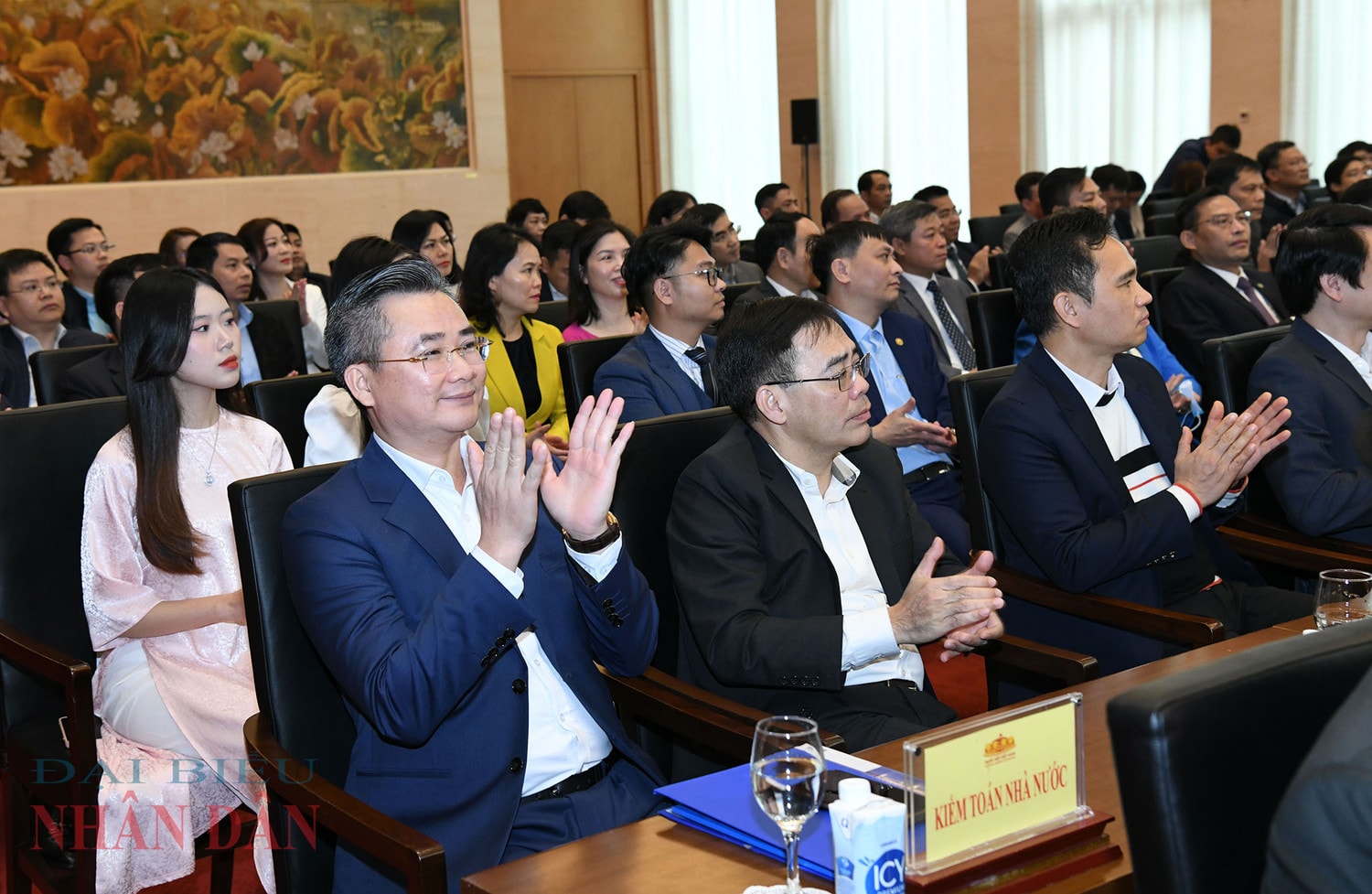 Lễ trao Huy hiệu 40 năm tuổi Đảng tặng Chủ tịch Quốc hội Vương Đình Huệ -0