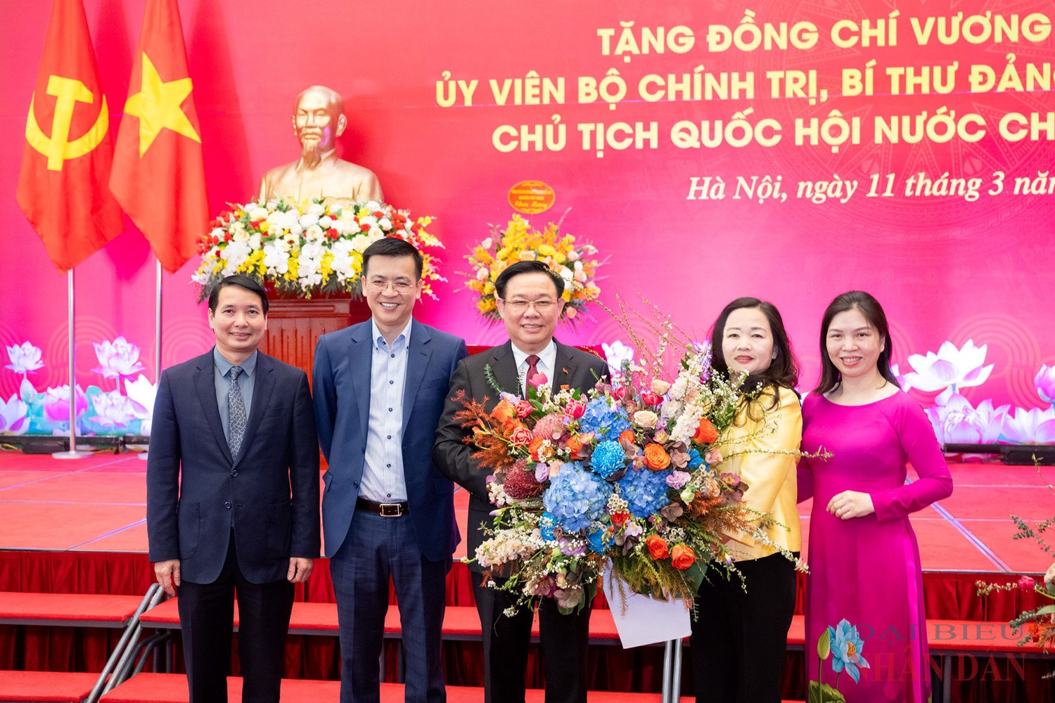 Lễ trao Huy hiệu 40 năm tuổi Đảng tặng Chủ tịch Quốc hội Vương Đình Huệ -0