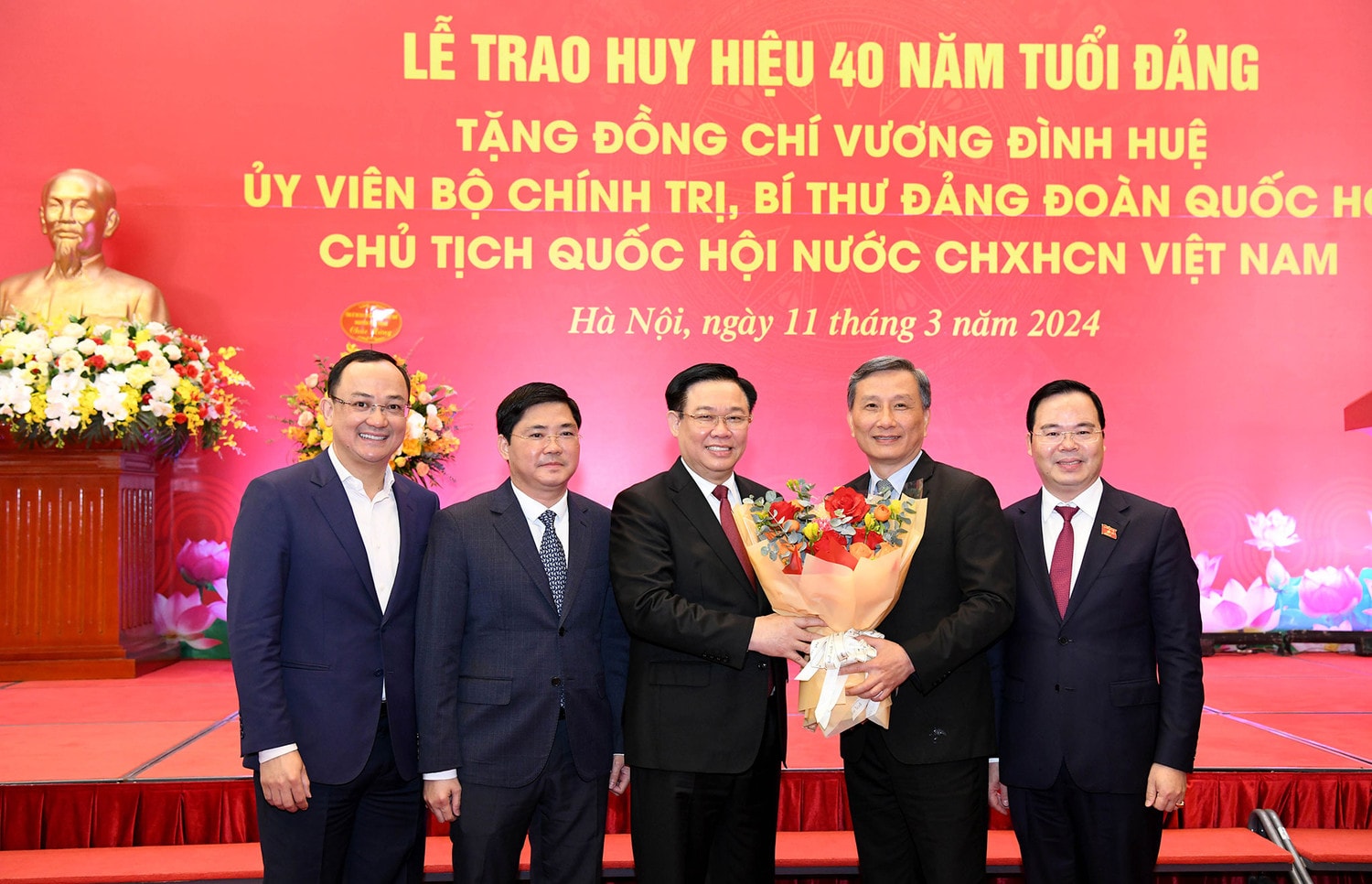 Lễ trao Huy hiệu 40 năm tuổi Đảng tặng Chủ tịch Quốc hội Vương Đình Huệ -0