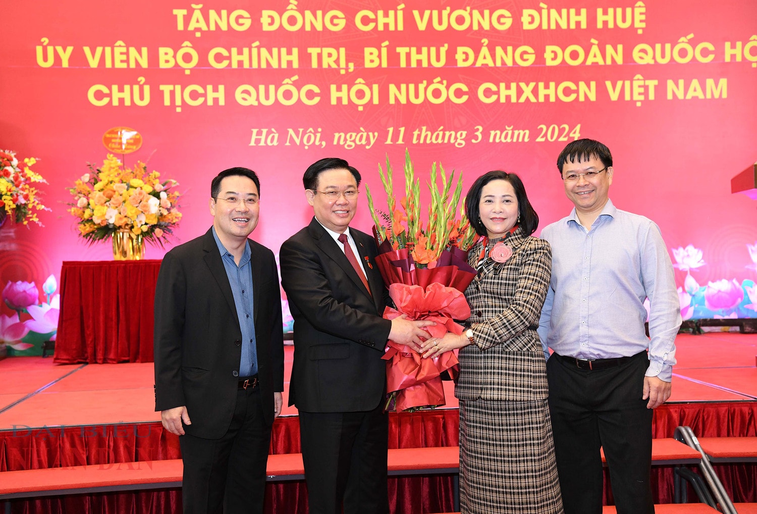 Lễ trao Huy hiệu 40 năm tuổi Đảng tặng Chủ tịch Quốc hội Vương Đình Huệ -0
