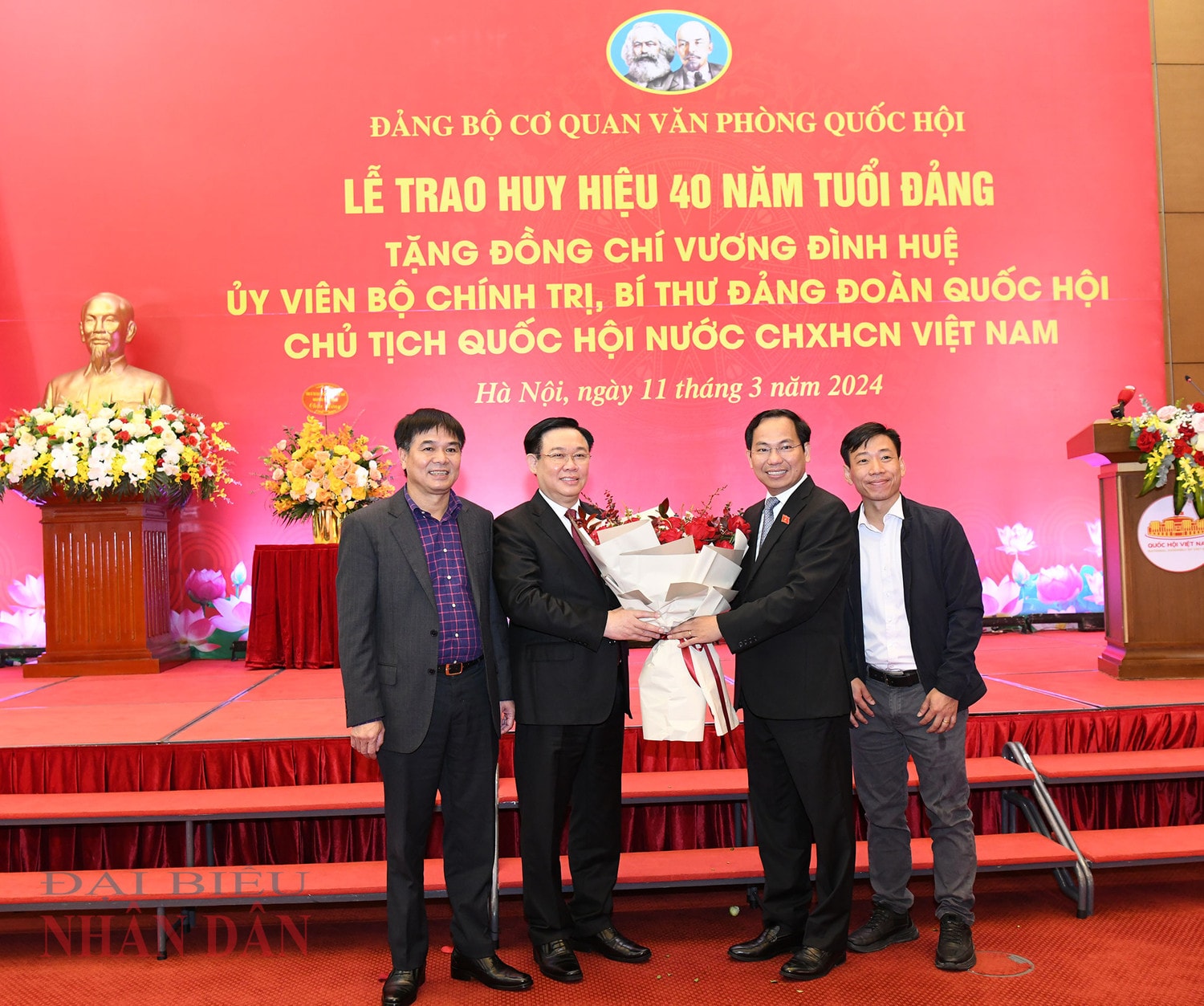 Lễ trao Huy hiệu 40 năm tuổi Đảng tặng Chủ tịch Quốc hội Vương Đình Huệ -0