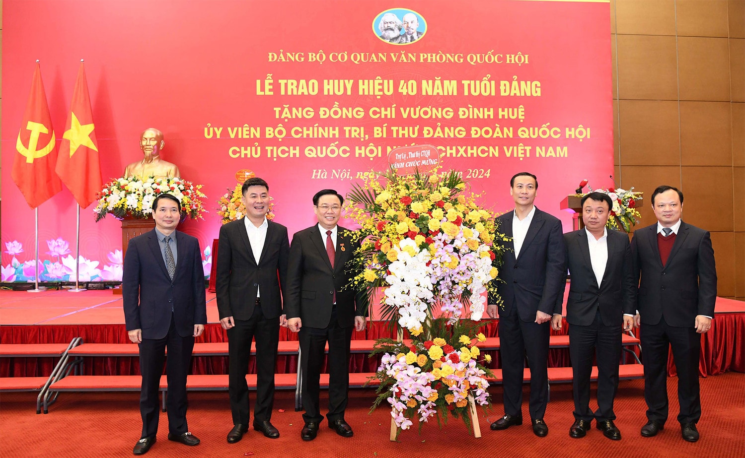 Lễ trao Huy hiệu 40 năm tuổi Đảng tặng Chủ tịch Quốc hội Vương Đình Huệ -0