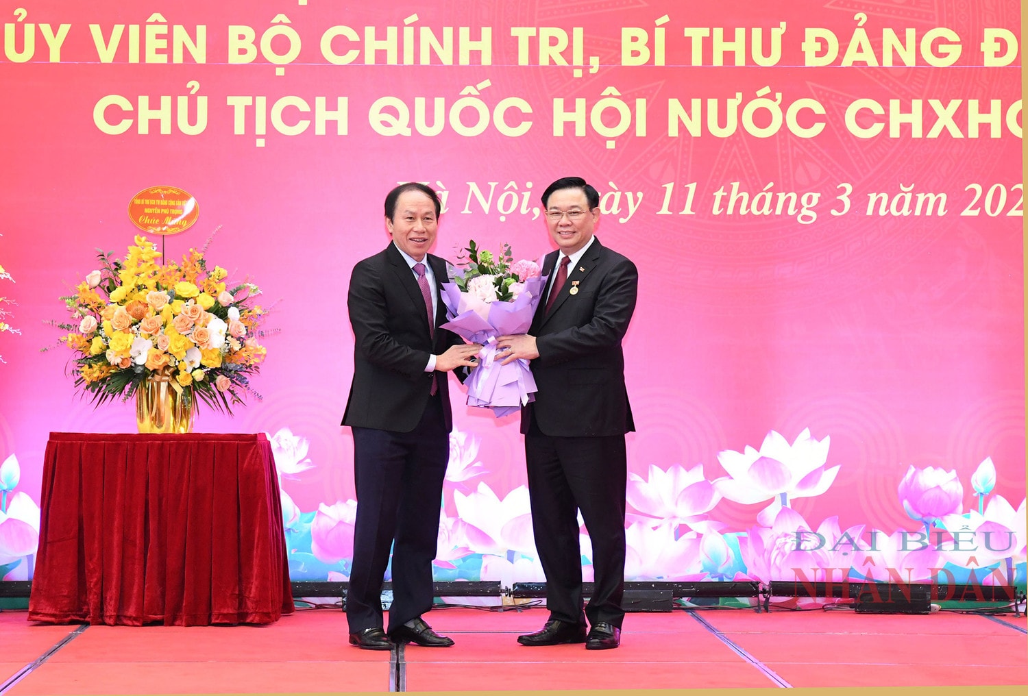 Lễ trao Huy hiệu 40 năm tuổi Đảng tặng Chủ tịch Quốc hội Vương Đình Huệ -0