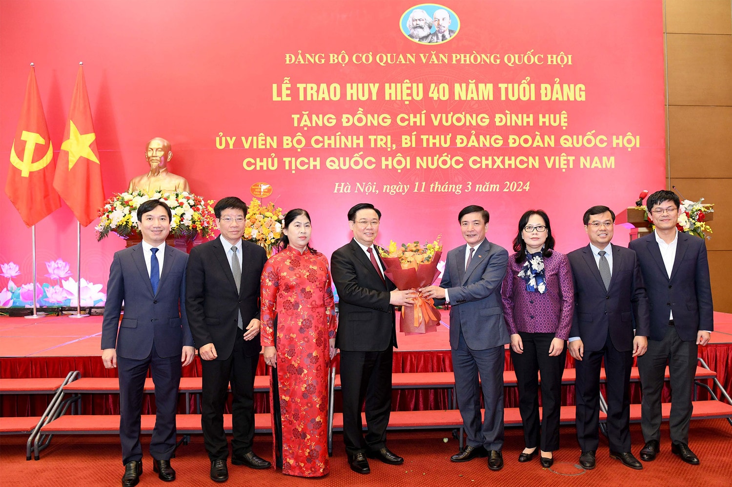 Lễ trao Huy hiệu 40 năm tuổi Đảng tặng Chủ tịch Quốc hội Vương Đình Huệ -0