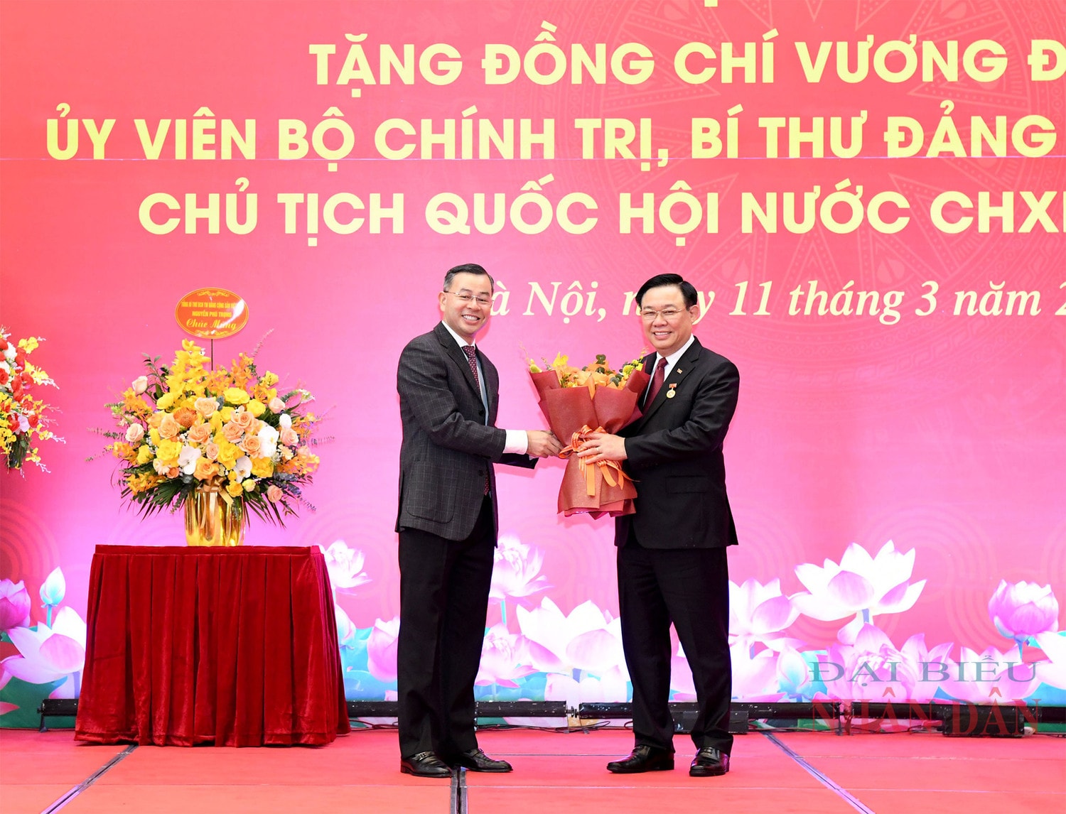 Lễ trao Huy hiệu 40 năm tuổi Đảng tặng Chủ tịch Quốc hội Vương Đình Huệ -0