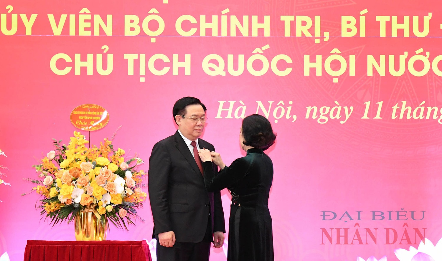 Lễ trao Huy hiệu 40 năm tuổi Đảng tặng Chủ tịch Quốc hội Vương Đình Huệ -0