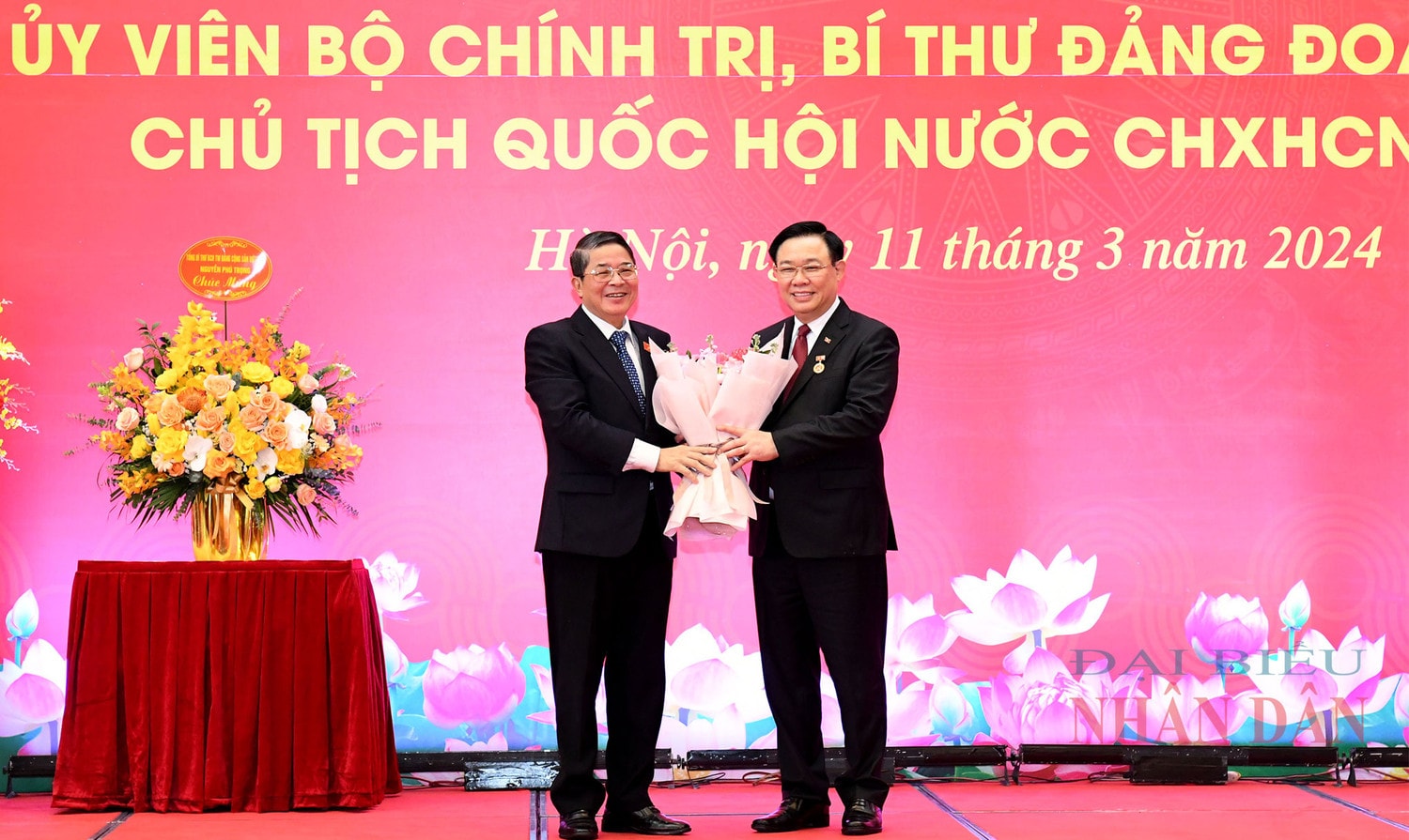 Lễ trao Huy hiệu 40 năm tuổi Đảng tặng Chủ tịch Quốc hội Vương Đình Huệ -0
