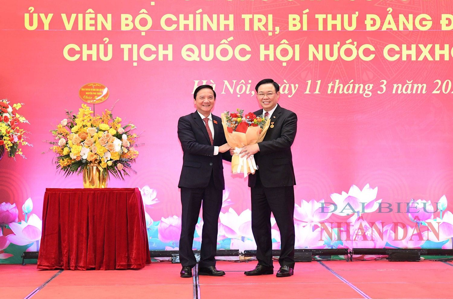 Lễ trao Huy hiệu 40 năm tuổi Đảng tặng Chủ tịch Quốc hội Vương Đình Huệ -0