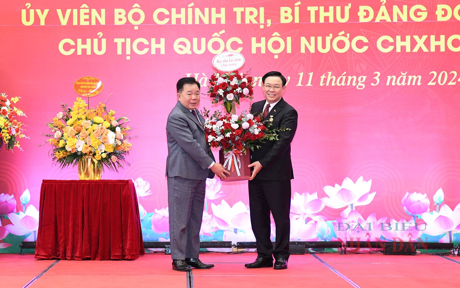 Lễ trao Huy hiệu 40 năm tuổi Đảng tặng Chủ tịch Quốc hội Vương Đình Huệ -0