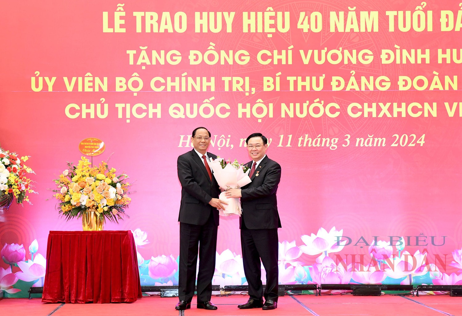 Lễ trao Huy hiệu 40 năm tuổi Đảng tặng Chủ tịch Quốc hội Vương Đình Huệ -0
