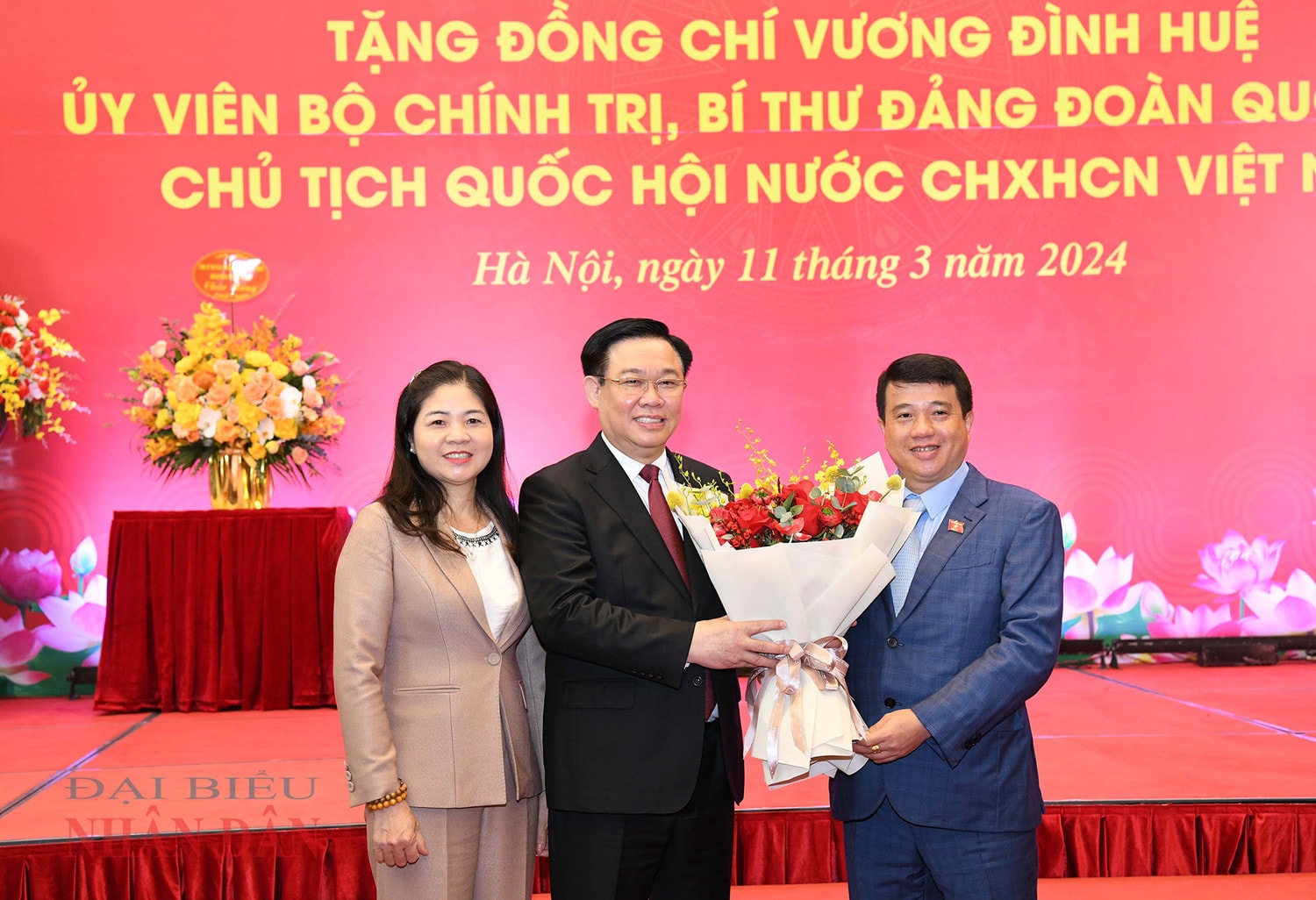 Lễ trao Huy hiệu 40 năm tuổi Đảng tặng Chủ tịch Quốc hội Vương Đình Huệ -0