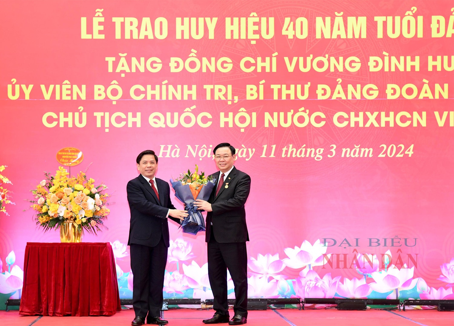 Lễ trao Huy hiệu 40 năm tuổi Đảng tặng Chủ tịch Quốc hội Vương Đình Huệ -0