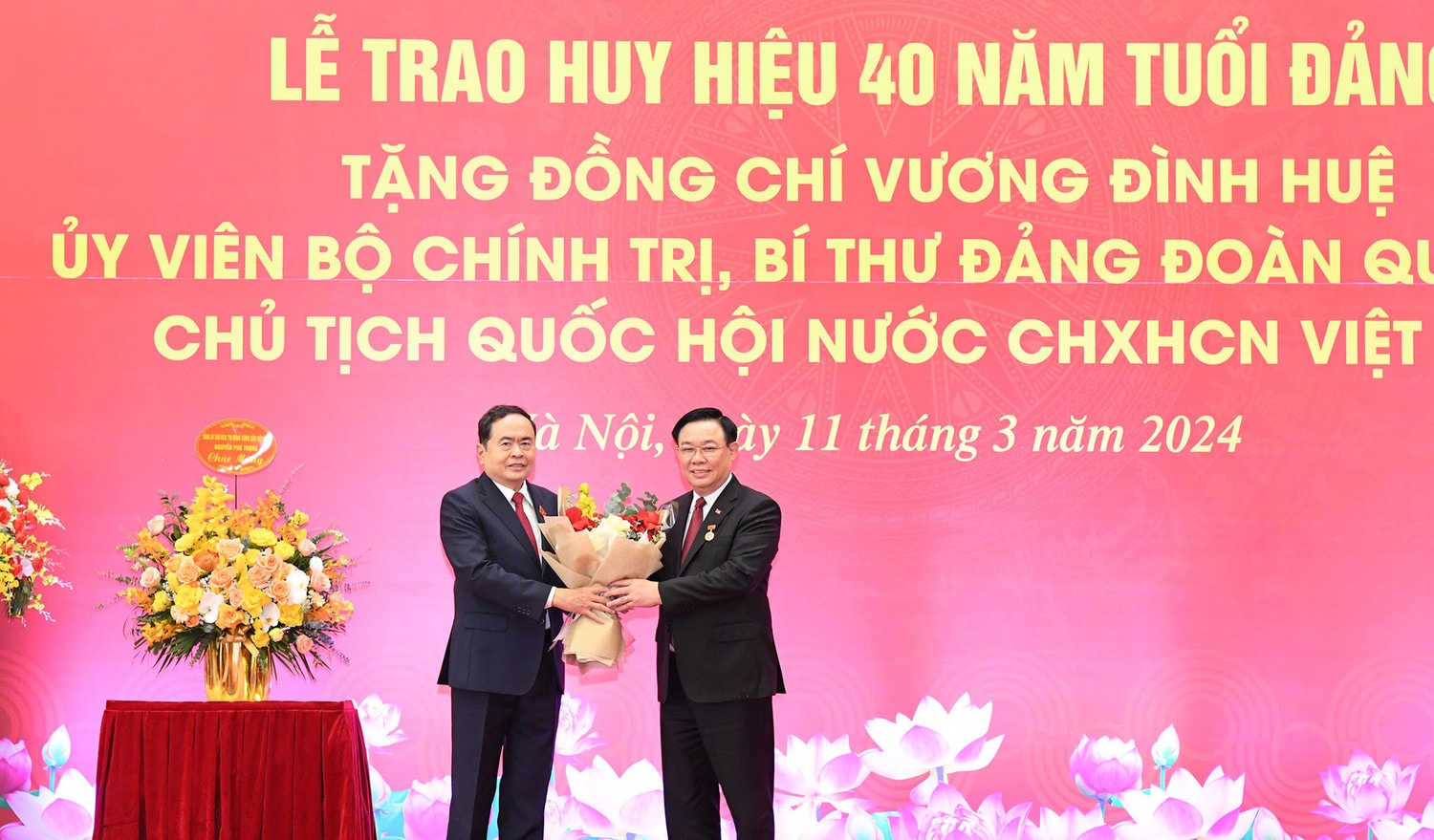 Lễ trao Huy hiệu 40 năm tuổi Đảng tặng Chủ tịch Quốc hội Vương Đình Huệ -0