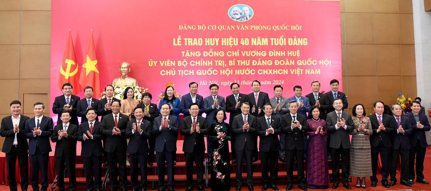 Lễ trao Huy hiệu 40 năm tuổi Đảng tặng Chủ tịch Quốc hội Vương Đình Huệ -0