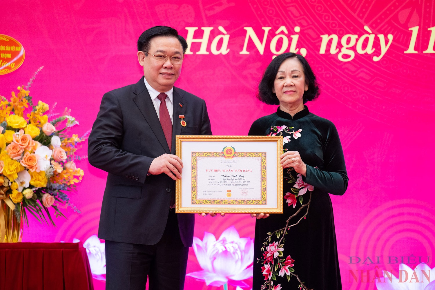 Lễ trao Huy hiệu 40 năm tuổi Đảng tặng Chủ tịch Quốc hội Vương Đình Huệ -0