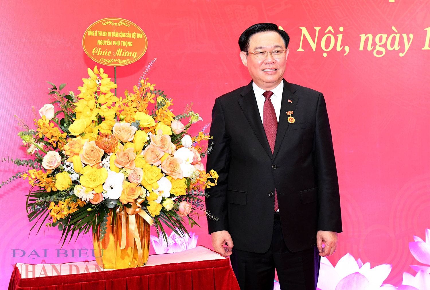 Lễ trao Huy hiệu 40 năm tuổi Đảng tặng Chủ tịch Quốc hội Vương Đình Huệ -0