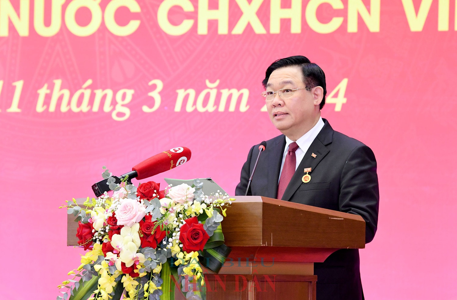 Lễ trao Huy hiệu 40 năm tuổi Đảng tặng Chủ tịch Quốc hội Vương Đình Huệ -0