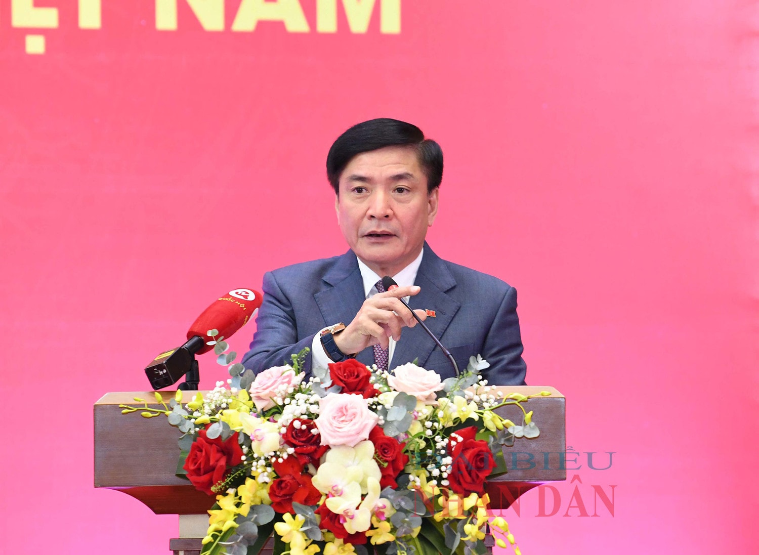 Lễ trao Huy hiệu 40 năm tuổi Đảng tặng Chủ tịch Quốc hội Vương Đình Huệ -0