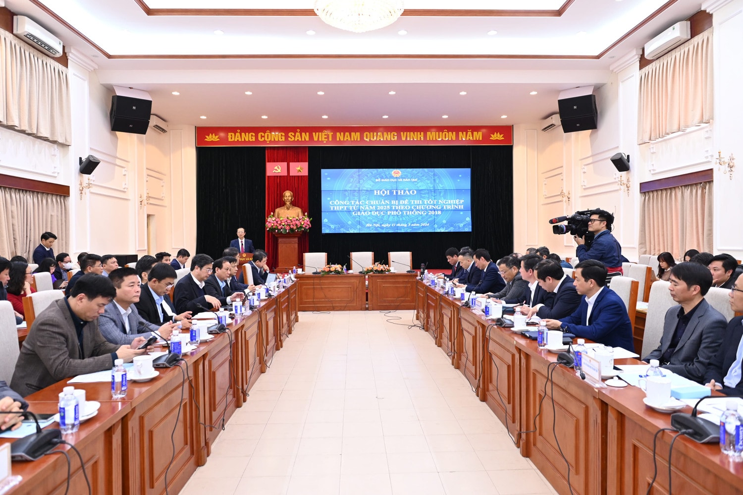 Thứ trưởng Bộ GD-ĐT: Xây dựng đề thi tốt nghiệp THPT từ 2025 để học sinh học một trong ba bộ sách đều có thể làm được bài -0