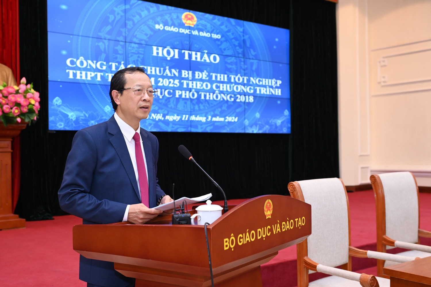 Thứ trưởng Bộ GD-ĐT: Xây dựng đề thi tốt nghiệp THPT từ 2025 để học sinh học một trong ba bộ sách đều có thể làm được bài -0